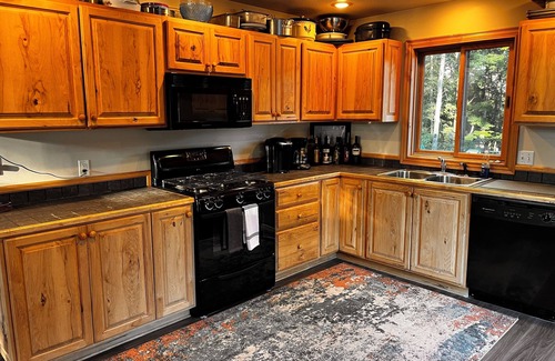 Harrison Cabina | Cozy Winter Cabin Getaway on 80 Acres – Gather, Relax & Adventure Together
