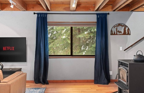 Pla-Vada Woodlands Cabina | Cozy Winter Chalet with Game Room & Fireplace