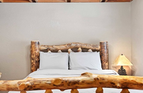 Pla-Vada Woodlands Cabina | Cozy Winter Chalet with Game Room & Fireplace