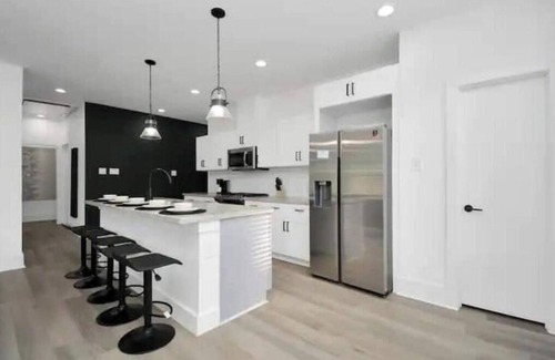 Northside Apartamento | Cozy Winter themed 2bdr Apt near Downtown!