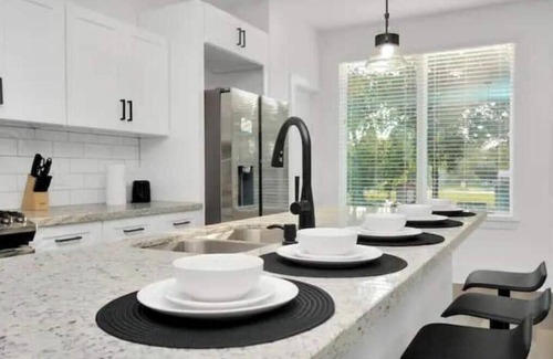 Northside Apartamento | Cozy Winter themed 2bdr Apt near Downtown!