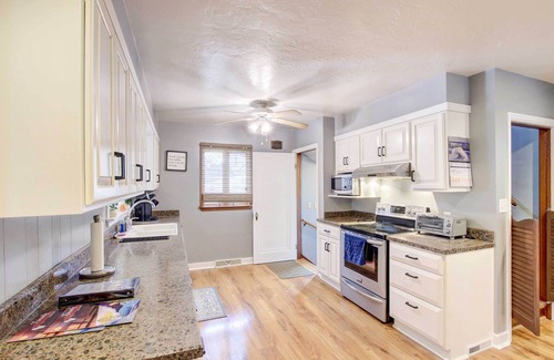Algoma Casa | Cozy Wisconsin Abode: Walk to Lake Michigan!