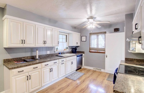 Algoma Casa | Cozy Wisconsin Abode: Walk to Lake Michigan!
