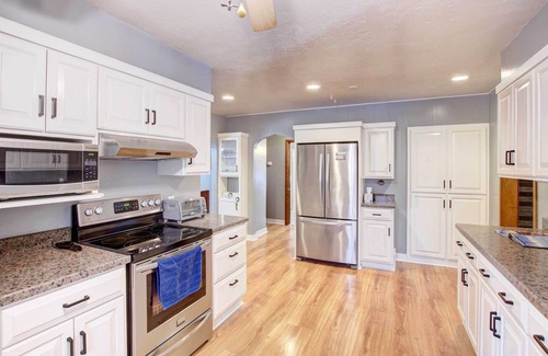 Algoma Casa | Cozy Wisconsin Abode: Walk to Lake Michigan!
