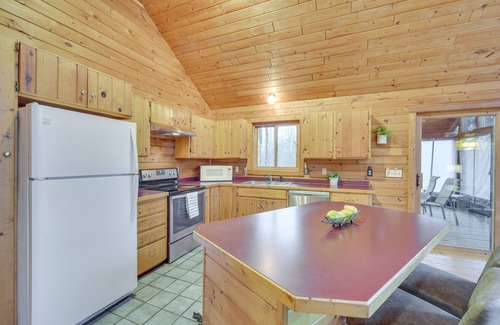 Hayward Cabina | Cozy Wisconsin Cabin w/ Deck, Kayaks & Lake Views!