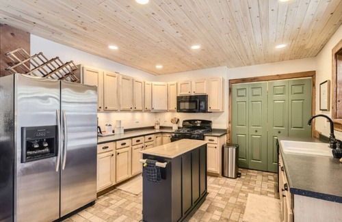 Bailey Casa | NEW! Serene 3BR Cabin by Deer Creek with Hot Tub