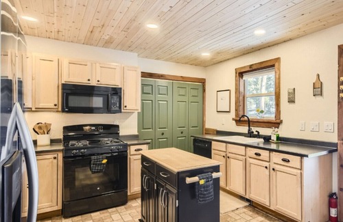 Bailey Casa | NEW! Serene 3BR Cabin by Deer Creek with Hot Tub