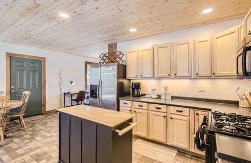 Bailey Casa | NEW! Serene 3BR Cabin by Deer Creek with Hot Tub