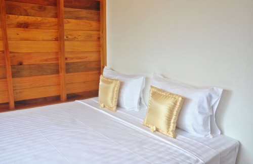 Baan Tai Cabaña | Acogedor bungalow de madera con cama doble