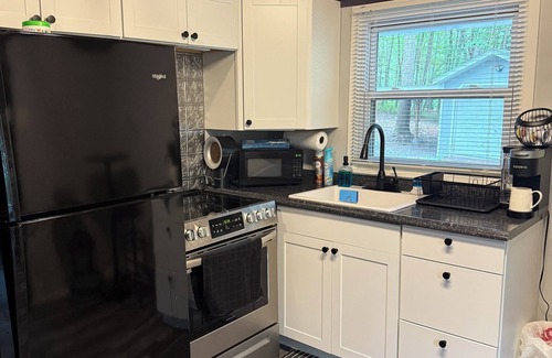 Cambra Cabina | Cozy Woodland Retreat with Outdoor Fire Pit and Hot Tub.
