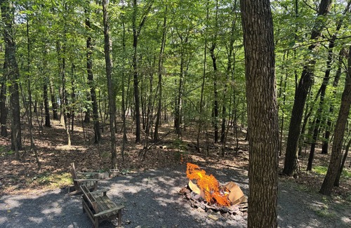 Cambra Cabina | Cozy Woodland Retreat with Outdoor Fire Pit and Hot Tub.