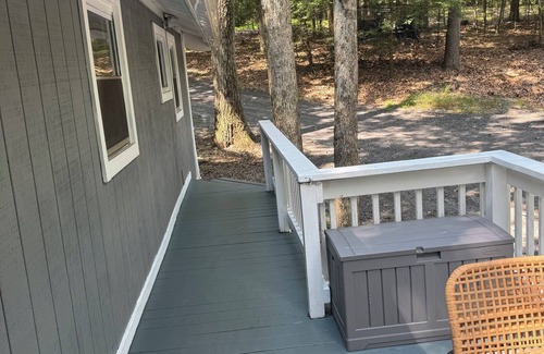 Cambra Cabina | Cozy Woodland Retreat with Outdoor Fire Pit and Hot Tub.