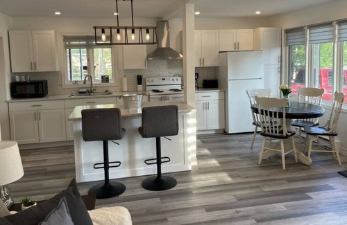 Joly Cabaña | Cozy Year Round Cottage on Forest Lake
