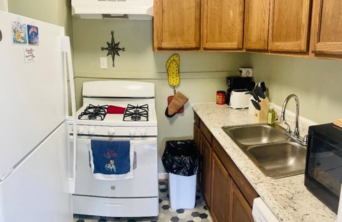 Warrington Casa | Cozy Yellow Cottage with Garage