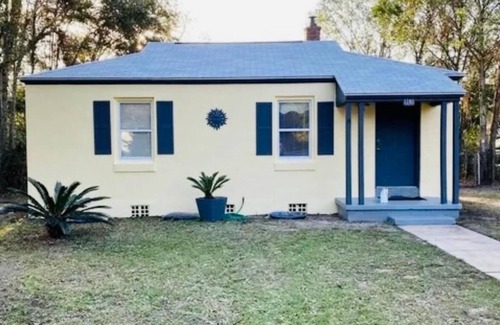 Warrington Casa | Cozy Yellow Cottage with Garage