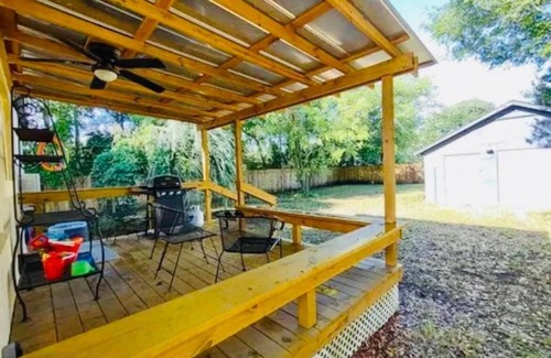 Warrington Casa | Cozy Yellow Cottage with Garage