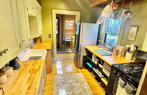 Linden Hills Casa | Cozy Zen Retreat by Lake Bde Maka Ska; perfect for getaways, families & friends