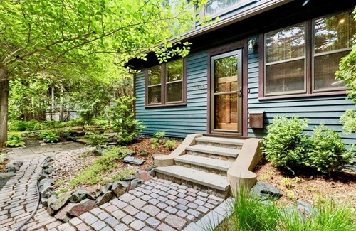 Linden Hills Casa | Cozy Zen Retreat by Lake Bde Maka Ska; perfect for getaways, families & friends