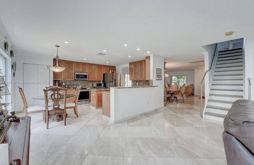 Miramar Cama Y Desayuno | CozyHaven Retreat, close to Hard Rock Stadium, The Guitar Hotel, Casino & More