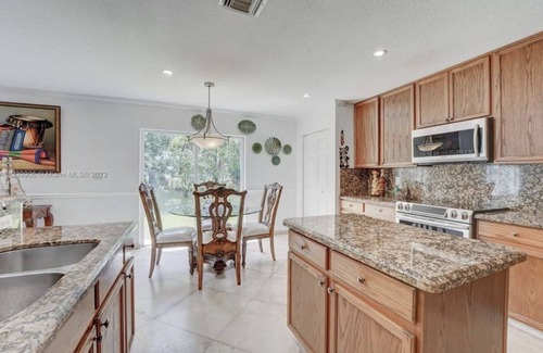 Miramar Cama Y Desayuno | CozyHaven Retreat, close to Hard Rock Stadium, The Guitar Hotel, Casino & More