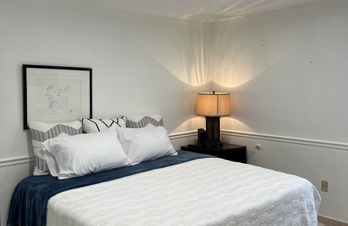 Miramar Cama Y Desayuno | CozyHaven Retreat, close to Hard Rock Stadium, The Guitar Hotel, Casino & More