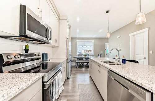 Calgary Casa | Cozyhub Vacation Rental Calgary-3Bedroom with AC