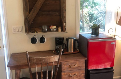 Redwood Heights Apartamento | CozyOaks Studio - Charming cottage in woodsy Oakland with WiFi access