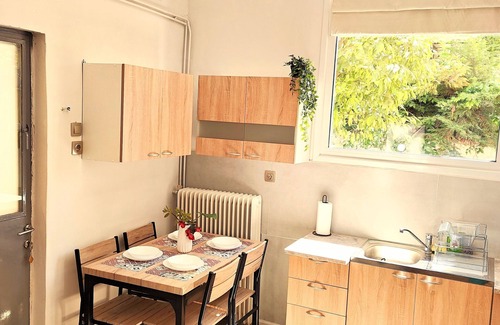 Petroupoli Casa | CozyPolis - Wonderful 2-bedroom house with AC, WiFi in beautiful Petroupoli