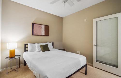 Mill District Apartamento | CozySuites 2BR Mill District with pool, gym #02