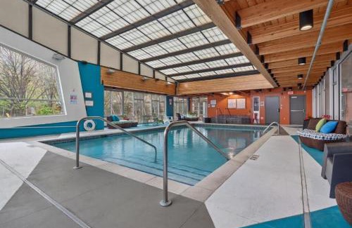 Mill District Apartamento | CozySuites 2BR Mill District with pool, gym #04