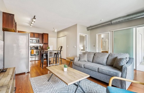 Mill District Apartamento | CozySuites 2BR Mill District with pool, gym #04