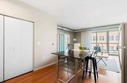 Mill District Apartamento | CozySuites 2BR Mill District with pool, gym #04