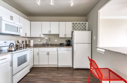Old Louisville Apartamento | Cozysuites 800 Tower 1BR w sky Pool gym 12