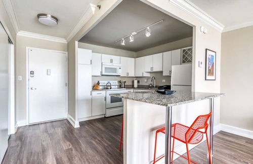 Old Louisville Apartamento | Cozysuites 800 Tower 1BR w sky Pool gym 12