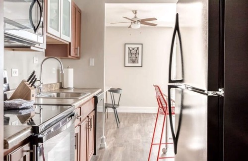 Old Louisville Apartamento | Cozysuites 800 Tower 1BR w sky Pool gym 25