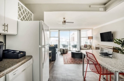 Old Louisville Apartamento | Cozysuites 800 Tower 1BR w sky Pool gym 17