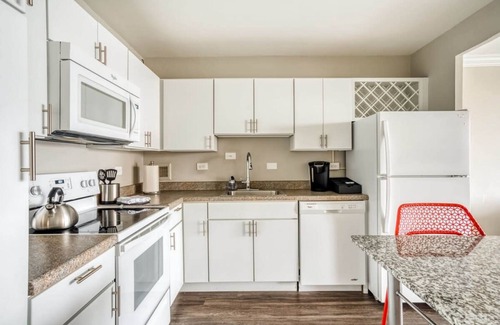 Old Louisville Apartamento | Cozysuites 800 Tower 1BR w sky Pool gym 17