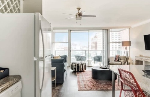 Old Louisville Apartamento | Cozysuites 800 Tower 1BR w sky Pool gym 17