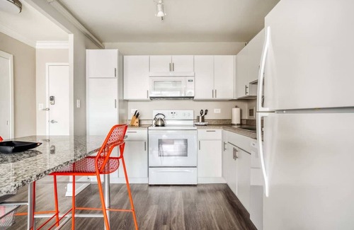 Old Louisville Apartamento | Cozysuites 800 Tower 1BR w sky Pool gym 17