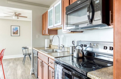 Old Louisville Apartamento | Cozysuites 800 Tower 1BR w sky Pool gym 10