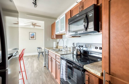 Old Louisville Apartamento | Cozysuites 800 Tower 1BR w sky Pool gym 10