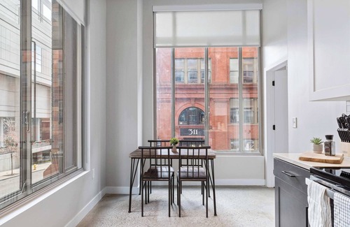 Downtown Cincinnati Apartamento | CozySuites at Textile