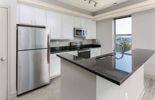 Central Business District Apartamento | CozySuites at the Banks gym, pool 02