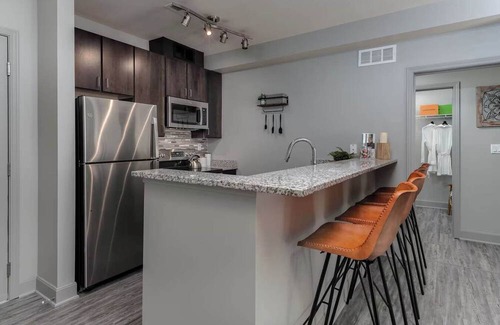 Central Business District Apartamento | CozySuites at the Banks gym, pool 06