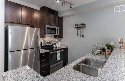 Central Business District Apartamento | CozySuites at the Banks gym, pool 10