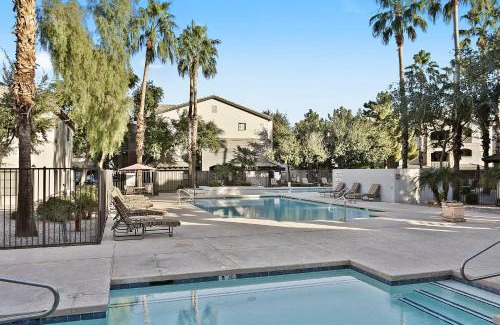 Chandler Apartamento | CozySuites Chandler 2BR with 2 pools & Jacuzzi!