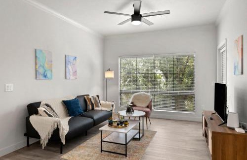 Chandler Apartamento | CozySuites Chandler 2BR with 2 pools & Jacuzzi!