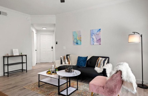 Chandler Apartamento | CozySuites Chandler 2BR with 2 pools & Jacuzzi!
