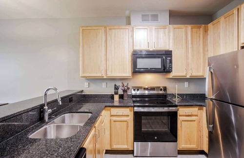 Central Business District Apartamento | CozySuites - Current at the Banks