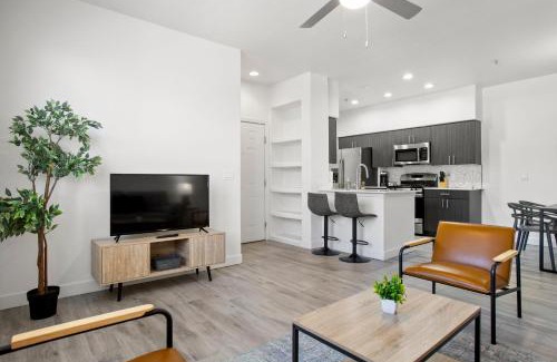 Glendale Sports and Entertainment District Apartamento | CozySuites Glendale by the stadium with pool 12